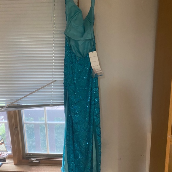 Gown - Picture 5 of 5